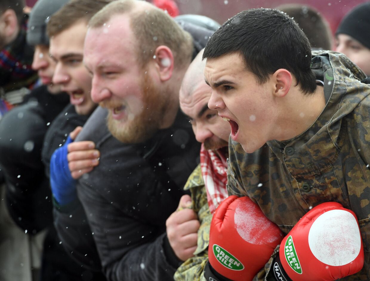 Участники кулачных боев в центре русской культуры Кремль в Измайлово в Москве