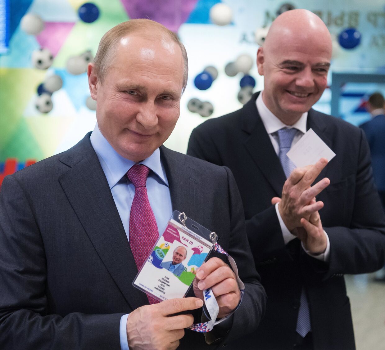 Президент РФ Владимир Путин и президент FIFA Джанни Инфантино получили паспорта болельщика