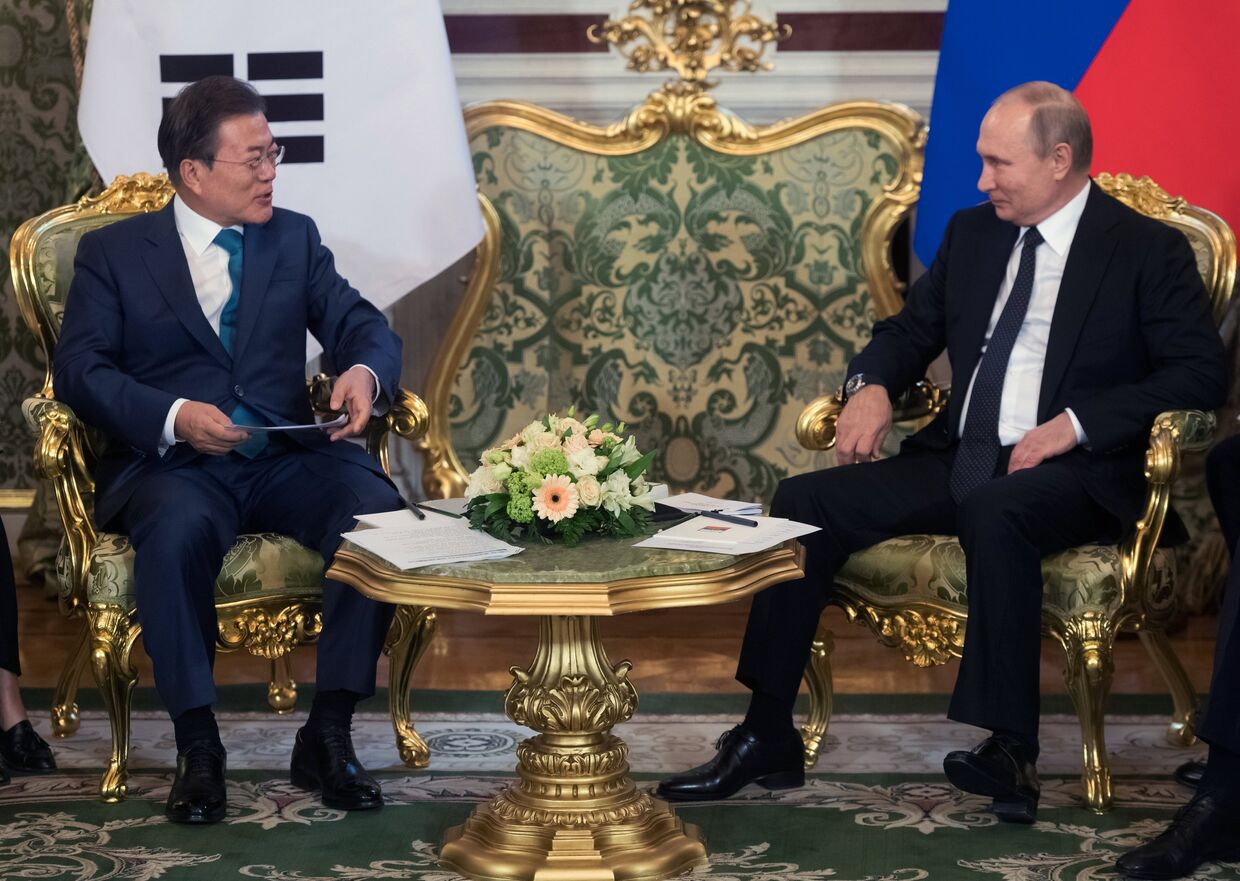 Владимир Путин и президент Республики Корея Мун Чжэ Ин во время встречи в Кремле. 22 июня 2018