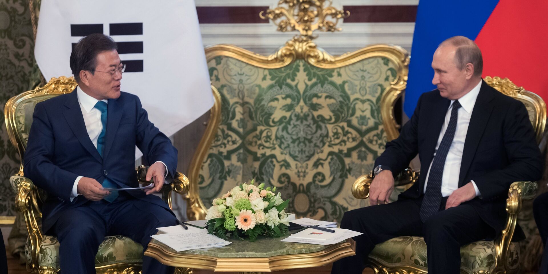 Владимир Путин и президент Республики Корея Мун Чжэ Ин во время встречи в Кремле. 22 июня 2018 - ИноСМИ, 1920, 23.04.2022