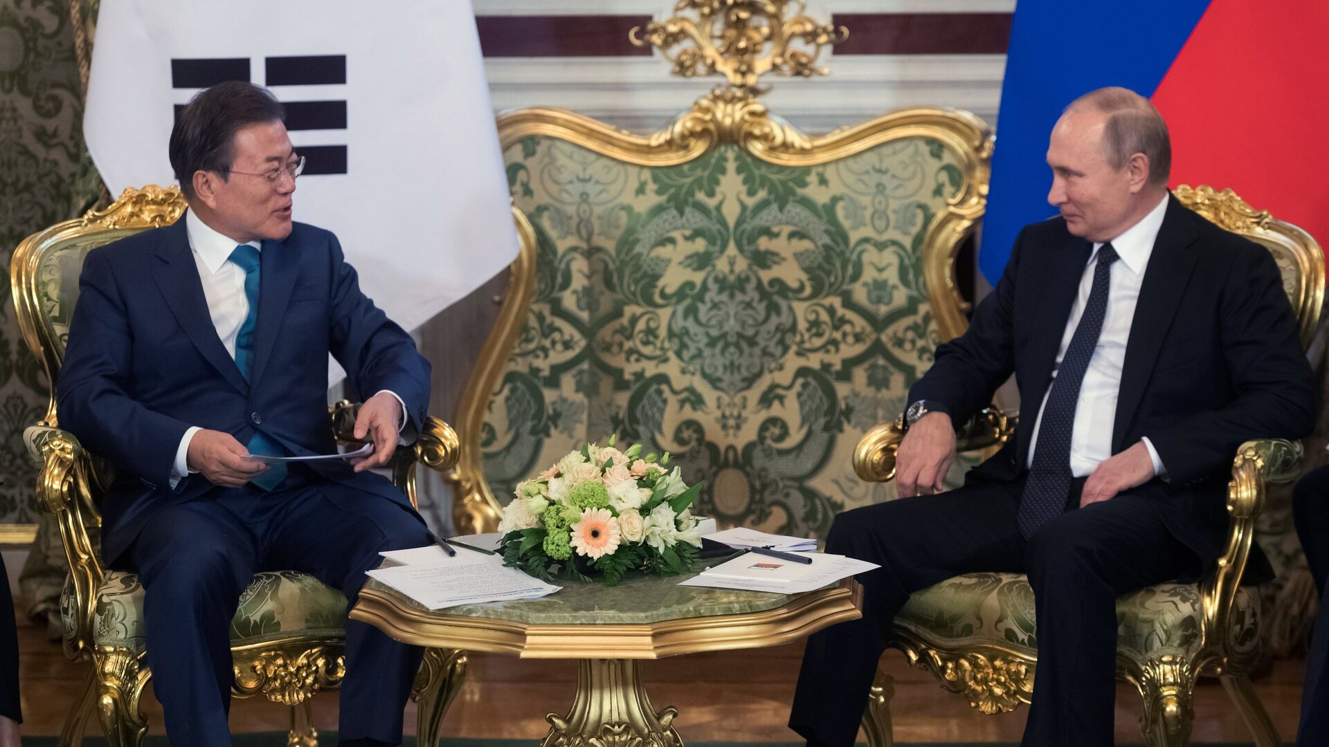 Владимир Путин и президент Республики Корея Мун Чжэ Ин во время встречи в Кремле. 22 июня 2018 - ИноСМИ, 1920, 23.04.2022