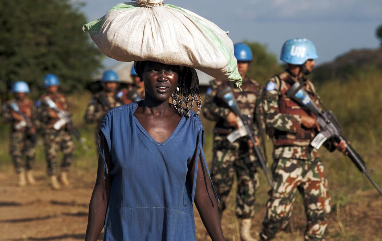 Женщина и патруль миротворцев миссии Организации Объединенных Наций в Джубе, Южный Судан