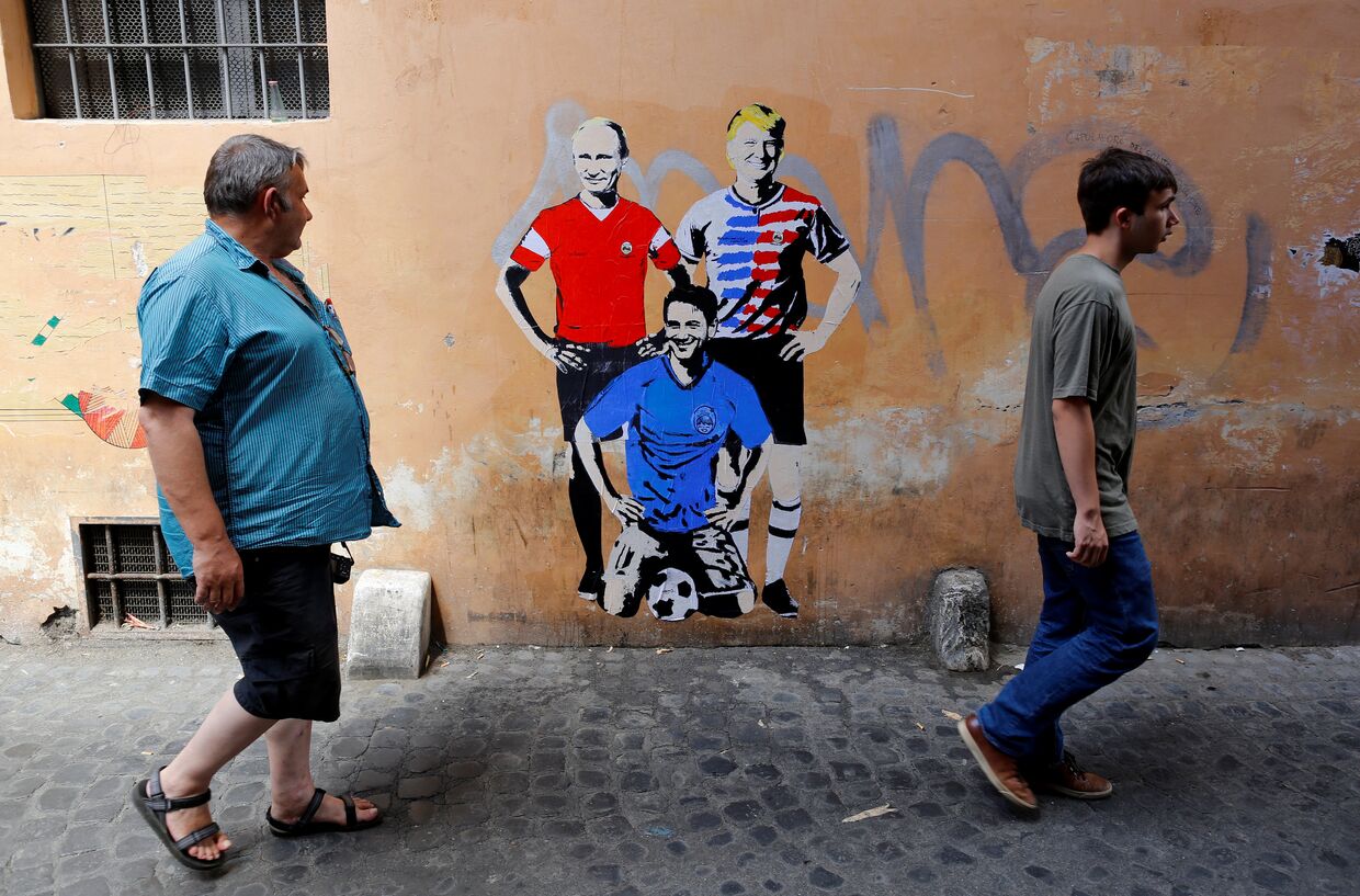 Граффити, изображающее президента России Владимира Путина, президента США Дональда Трампа и премьер-министра Италии Джузеппе Конте в Риме