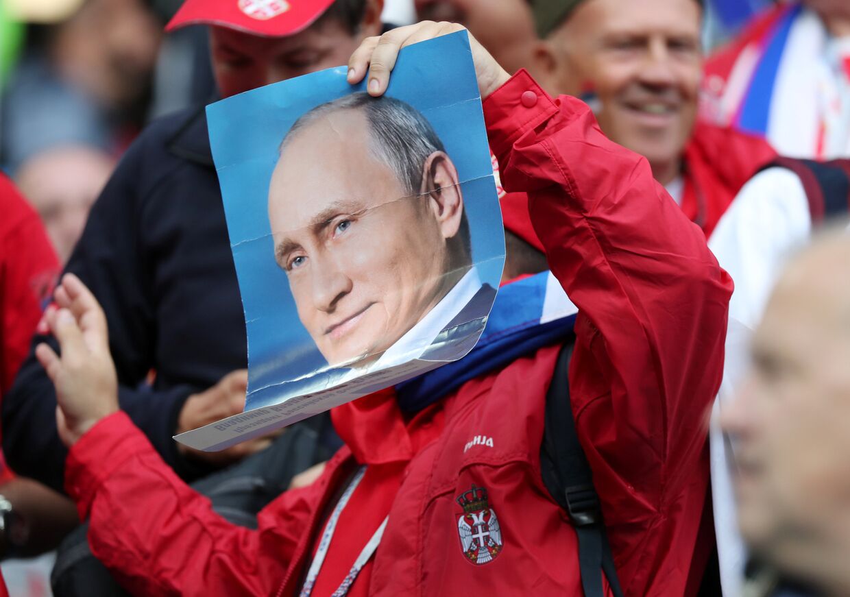 Фото президента России Владимира Путина в руках сербского болельщика во врема матча ЧМ