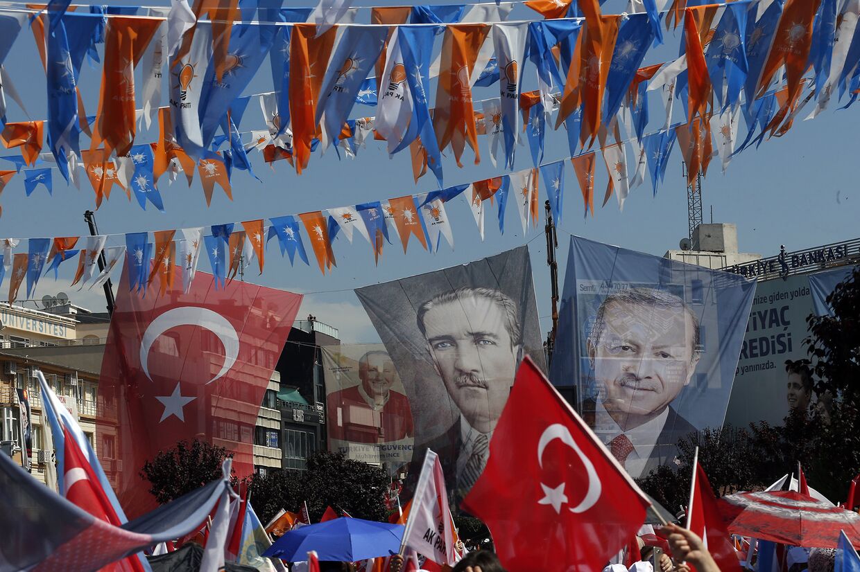 Плакаты с изображениями основателя Турецкой Республики Мустафы Кемаля Ататюрка и президента Турции Реджепа Тайипа Эрдогана