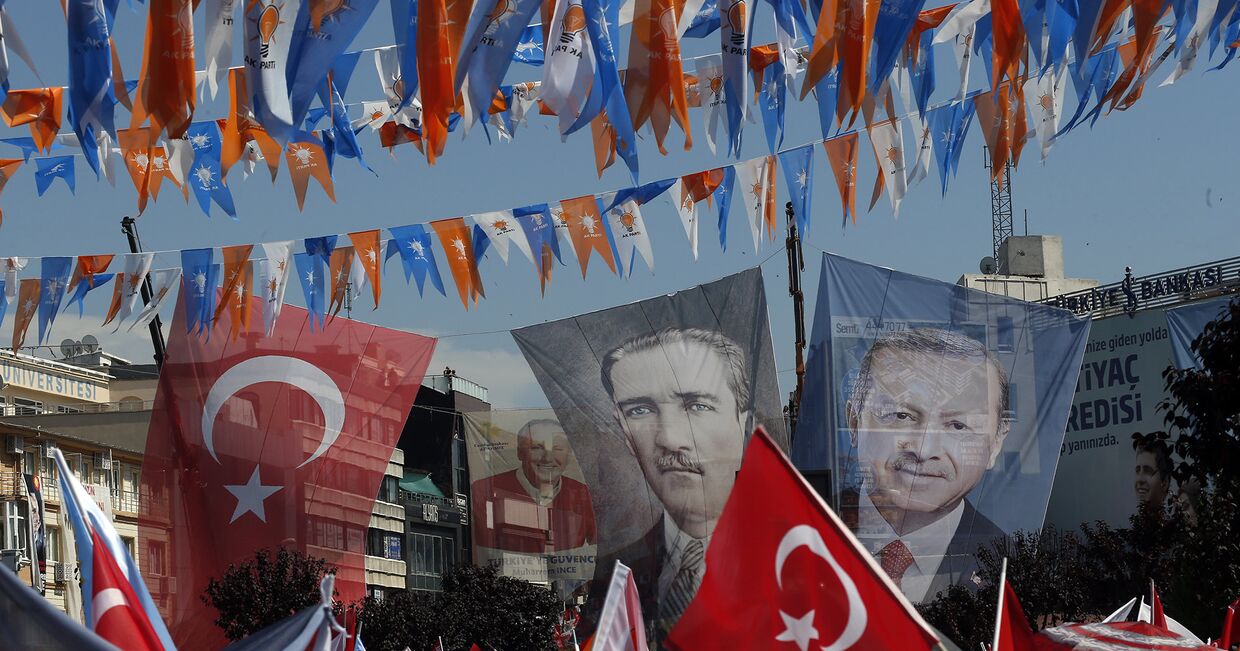Плакаты с изображениями основателя Турецкой Республики Мустафы Кемаля Ататюрка и президента Турции Реджепа Тайипа Эрдогана