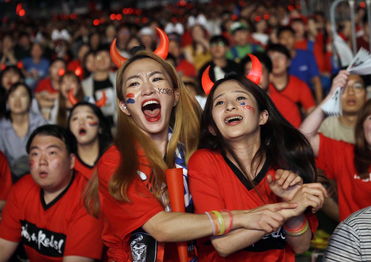 Южнокорейские футбольные болельщики смотрят прямую трансляцию матча чемпионата мира по футболу между командасми Южной Кореи и Германии