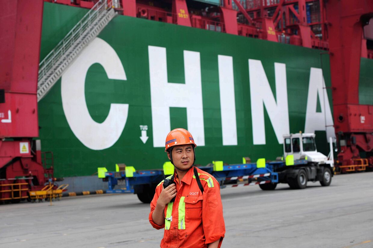 Работник в порту Циндао, провинция Шаньдуна, Китай