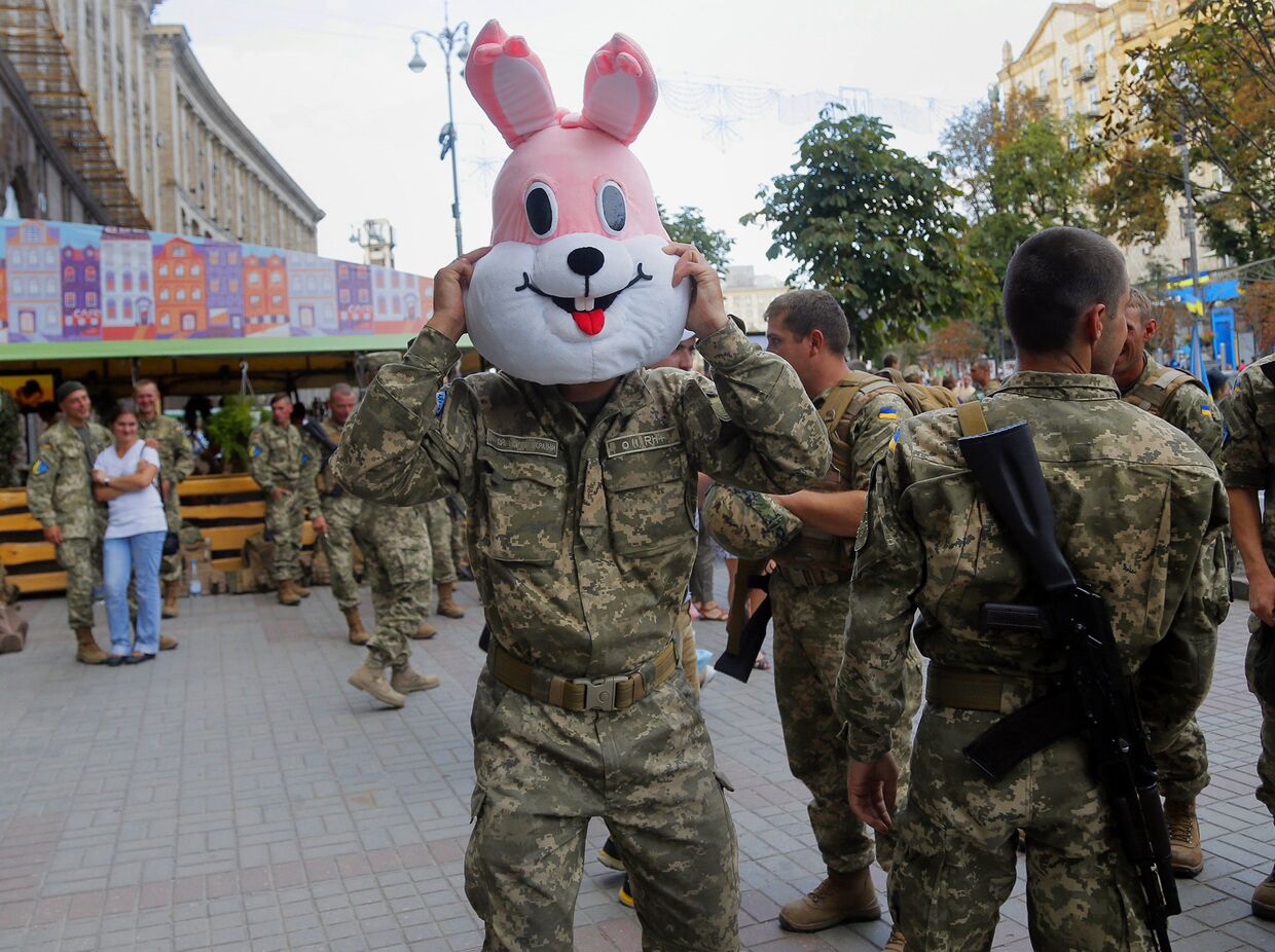 Солдаты во время репетиции военного парада в честь Дня независимости в центре Киева, Украина