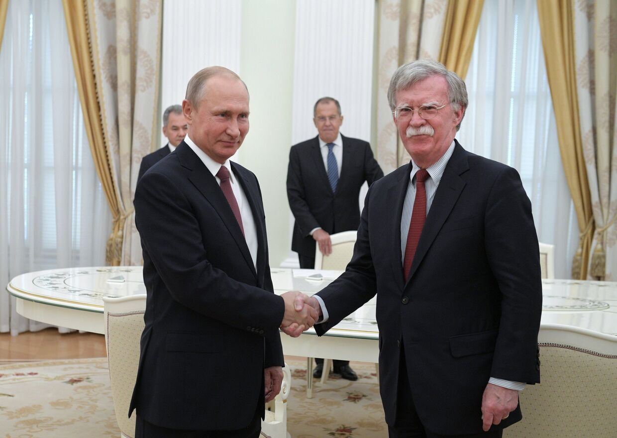 Президент РФ Владимир Путин и советник президента США по вопросам национальной безопасности Джон Болтон. 27 июня 2018