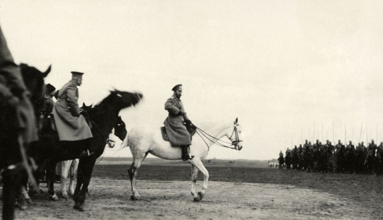 Царь Николай II инспектирует войска в Хотине в 1915 году