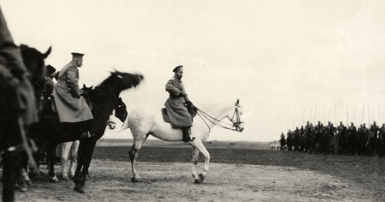 Царь Николай Второй инспектирует войска в Хотине в 1915 году