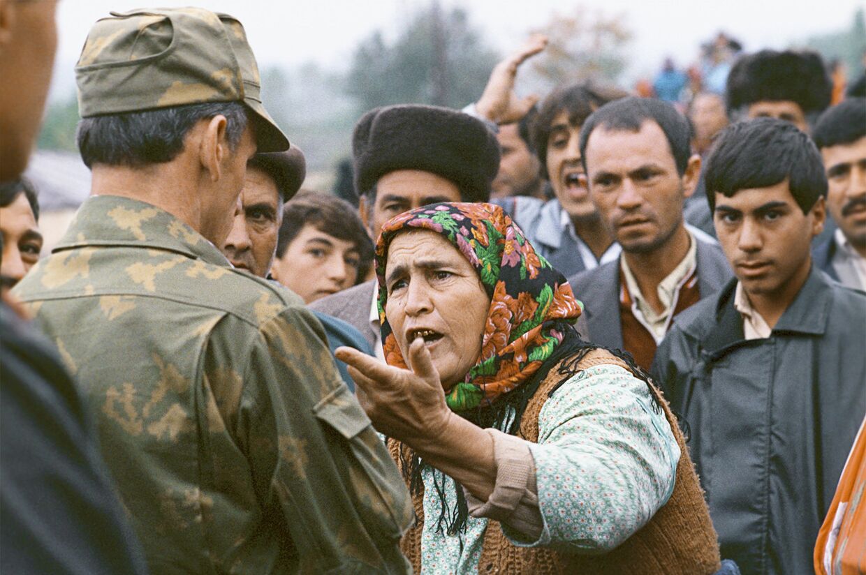 Пожилая жительница Нагорного Карабаха разговаривает с военнослужащим