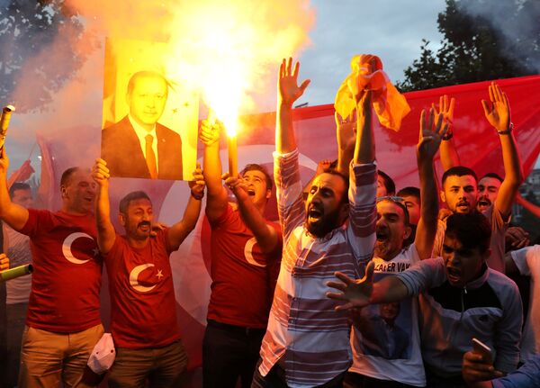 Сторонники президента Турции Тайипа Эрдогана в Стамбуле