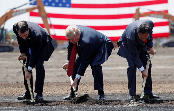 Президент США Дональд Трамп, губернатор штата Висконсин Скотт Уокер и председателем Foxconn Терри Гоу во время церемонии начала строительства фабрики в США
