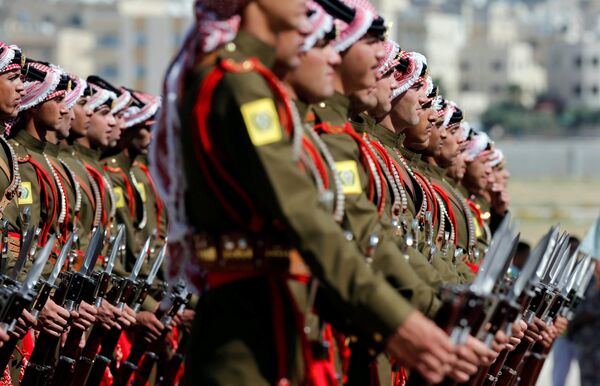 Иорданский почетный караул готовится к прибытию британского принца Уильяма в Амман