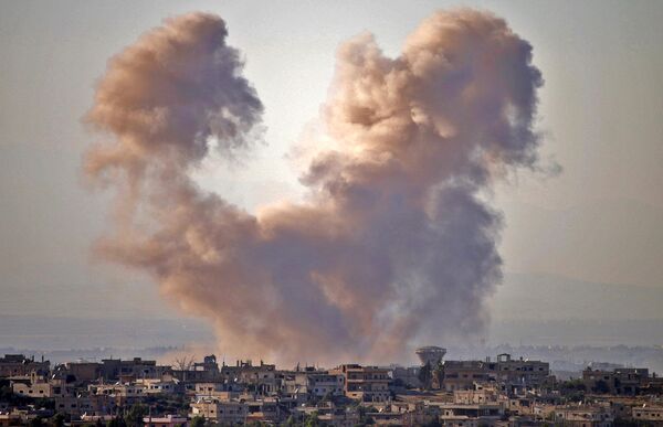 Дым над городом Дараа во время авиаударов сил сирийского режима