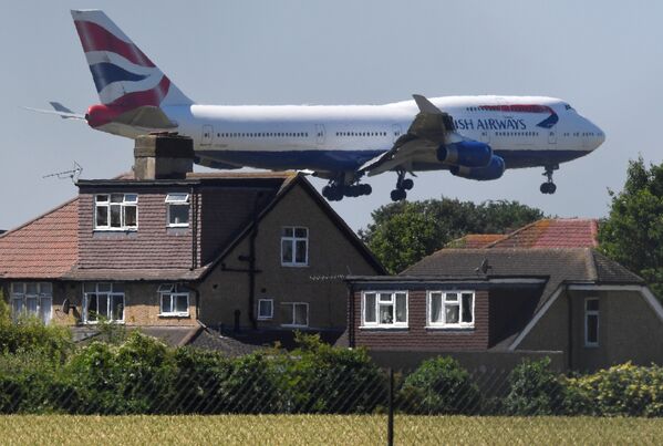 Самолет British Airways Boeing 747 приземляется в аэропорту Хитроу в Лондоне