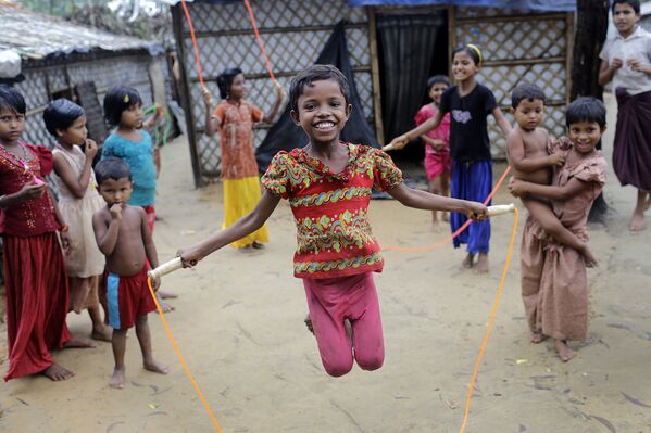 Дети беженцев рохинья играют в лагере беженцев Кутупалонг