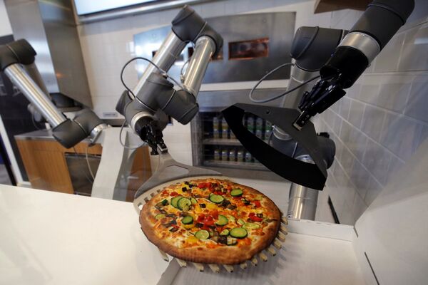Робот pizzaiolo готовит пиццу в шоу-руме французского стартапа EKIM в Монтеврене