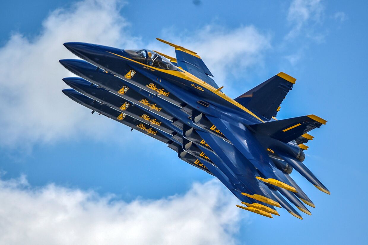 Авиационная группа ВМС США «Голубые Ангелы» выступает на авиасалоне в Дейтоне