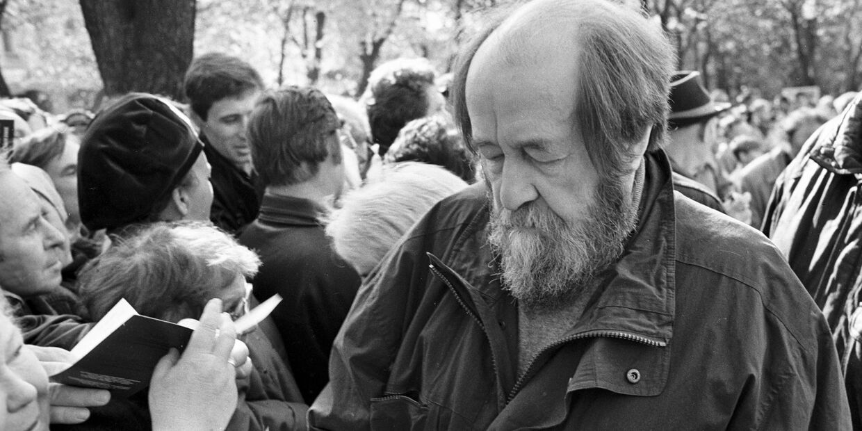 Писатель Александр Солженицын дает автографы на открытии памятника Сергею Есенину