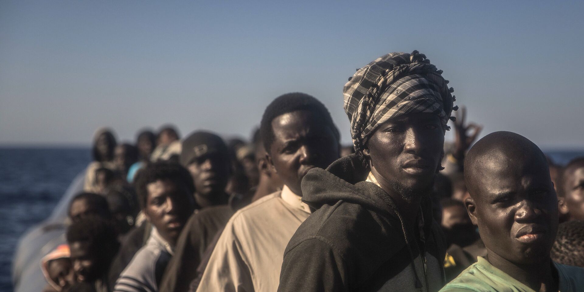 Беженцы из разных африканских стран на борту переполненного резинового катера в Ливии - ИноСМИ, 1920, 09.07.2023
