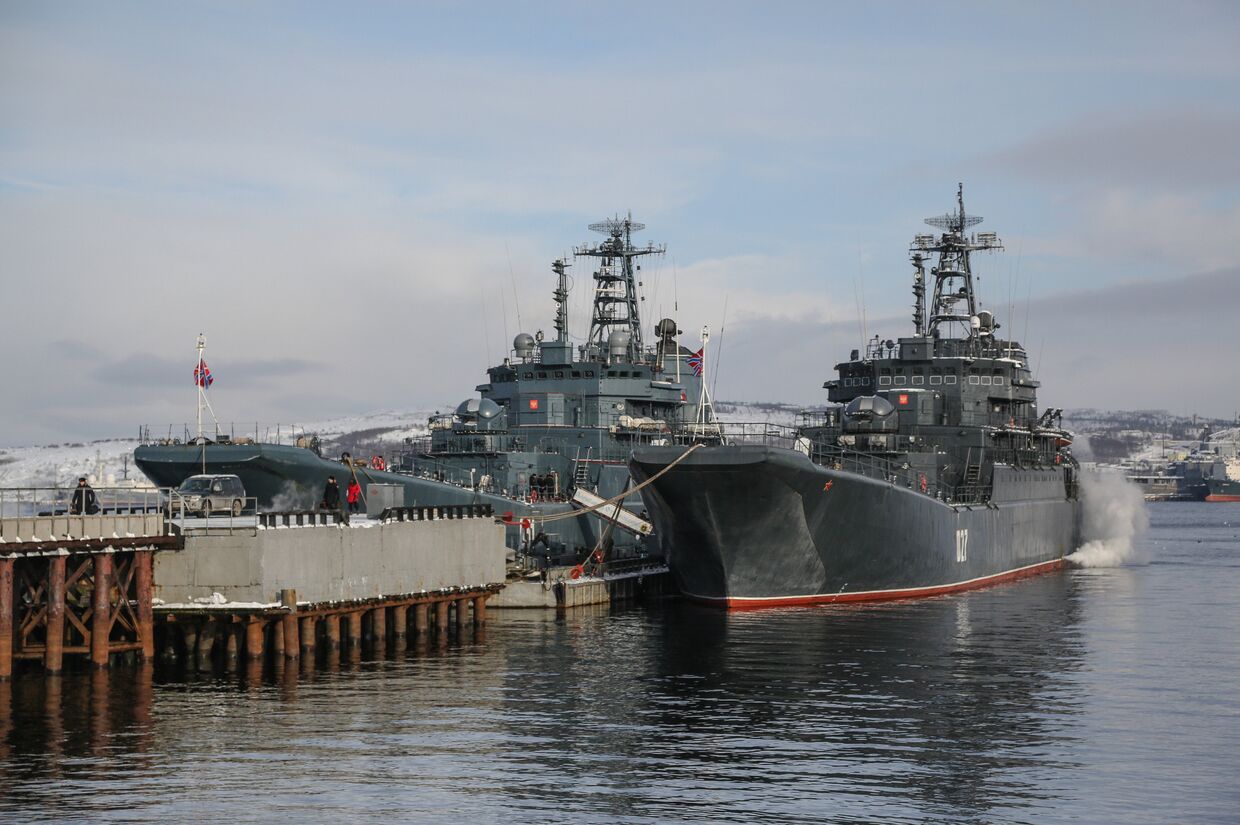 Большой десантный корабль Александр Отраковский и большой десантный корабль Кондопога во время прибытия в порт города Североморск