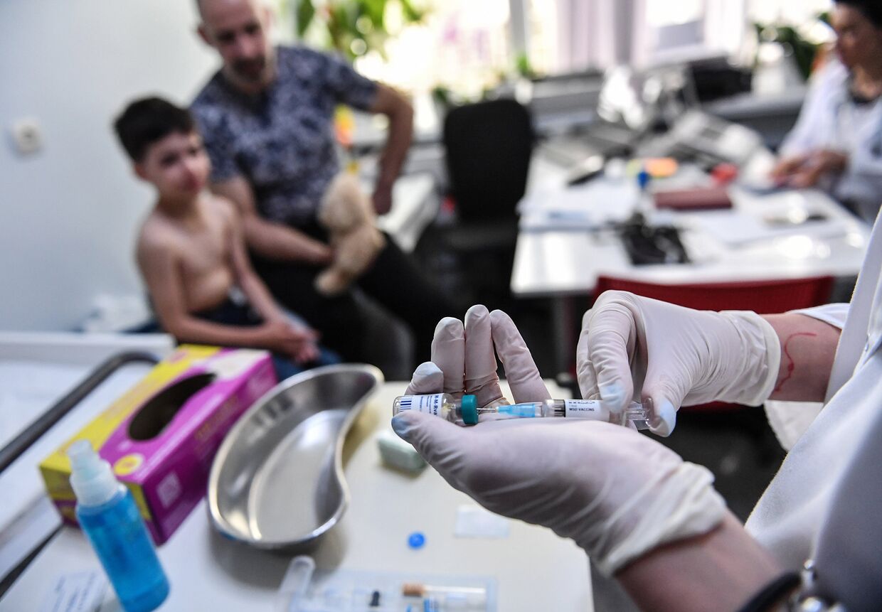 Семейный врач готовит вакцину против кори в Бухаресте, Румыния