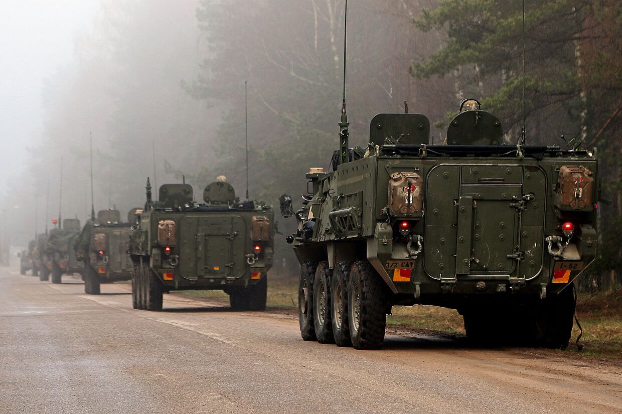Колонна бронемашин армии США Stryker в Латвии