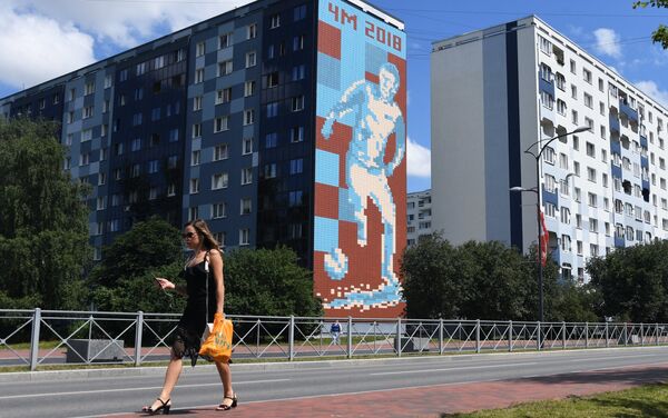Граффити с изображением футболиста на стене дома в Калининграде
