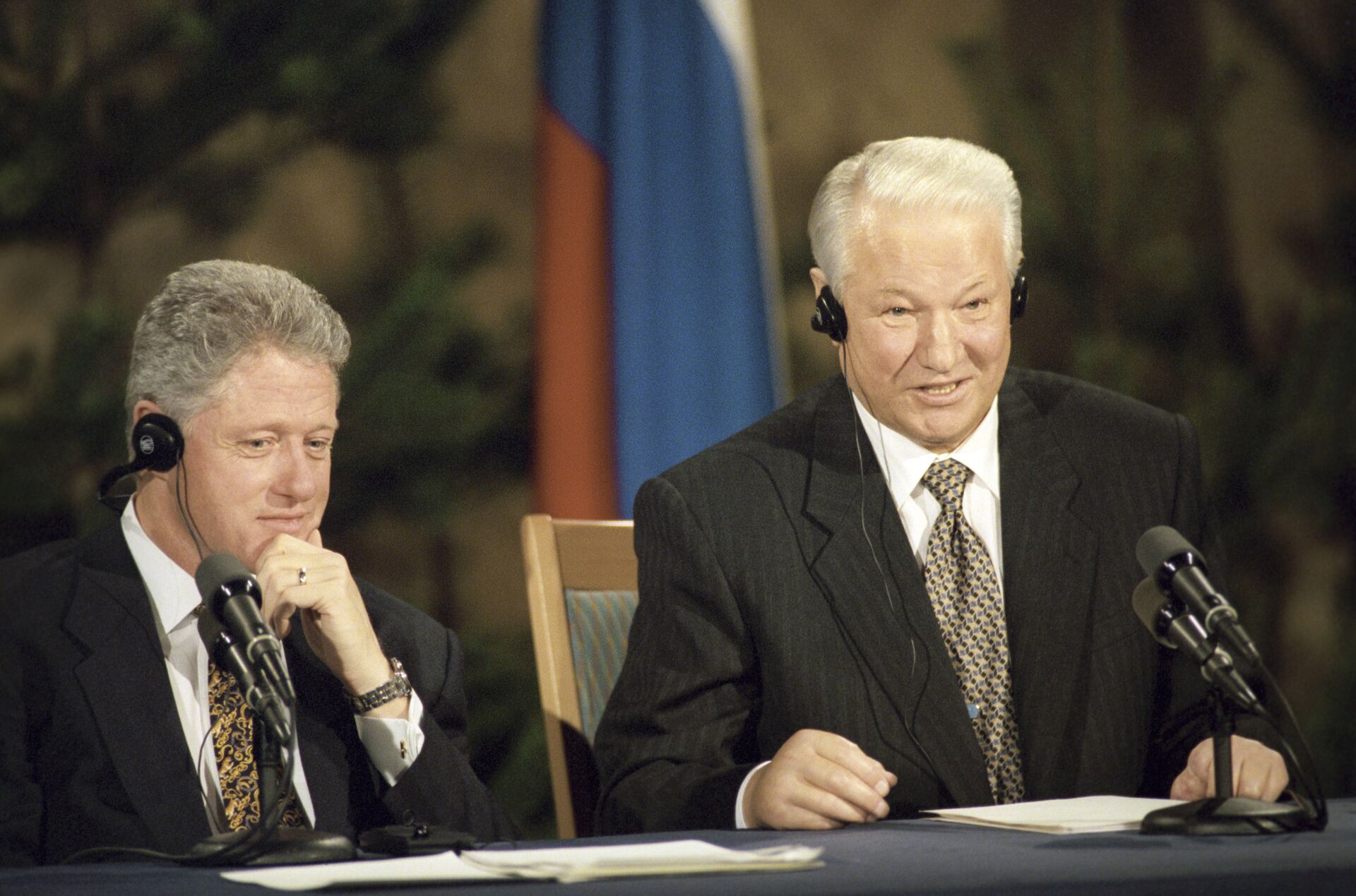 Совместная пресс-конференция Бориса Ельцина (справа) и президента США Билла Клинтона - ИноСМИ, 1920, 17.01.2022