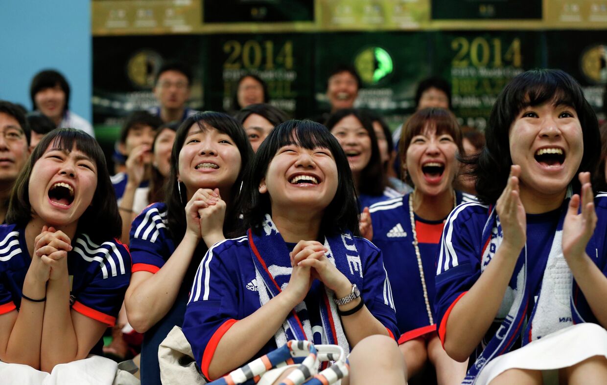 Фанатки сборной Японии по футболу болеют за свою команду