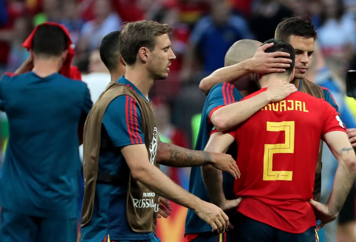 Игроки сборной Испании после матча 1/8 финала чемпионата мира по футболу между сборными Испании и России. 1 июля 2018