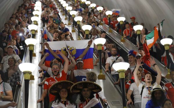 Российские болельщики празднуют победу на эскалаторе в метро
