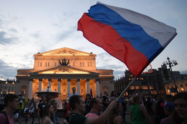 Болельщики празднуют победу сборной России Болельщики празднуют победу сборной России
