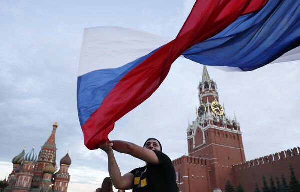 Российский болельщик празднует победу сборной России на Красной площади