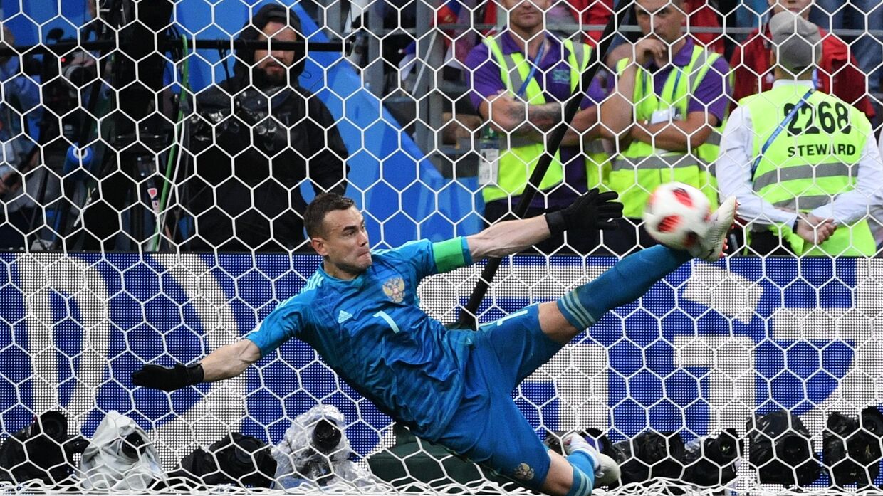 Игорь Акинфеев отбивает мяч в матче 1/8 финала чемпионата мира по футболу между сборными Испании и России