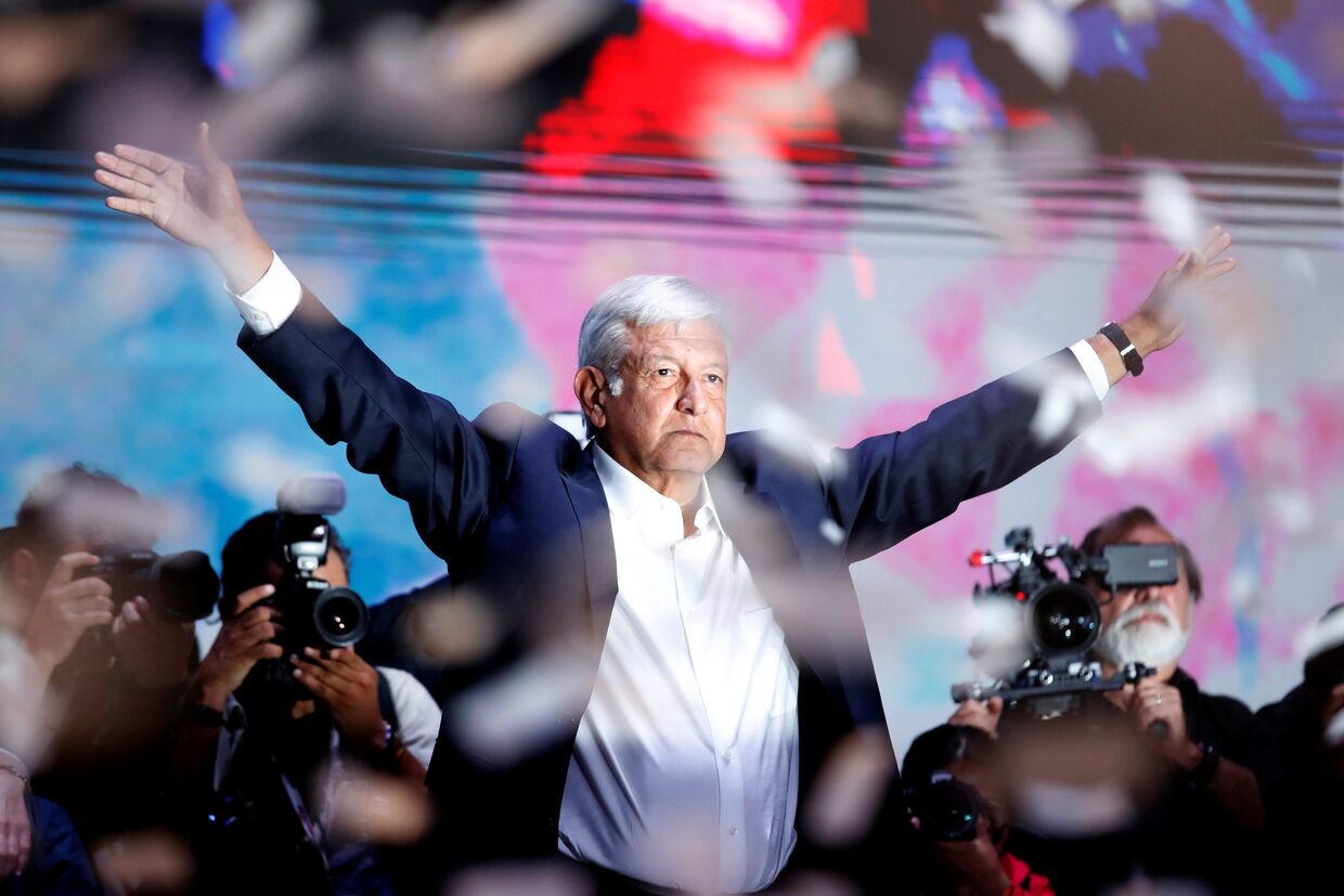 Кандидат в президенты Андрес Мануэль Лопес Обрадор выступает перет сторонниками в в Мехико, Мексика