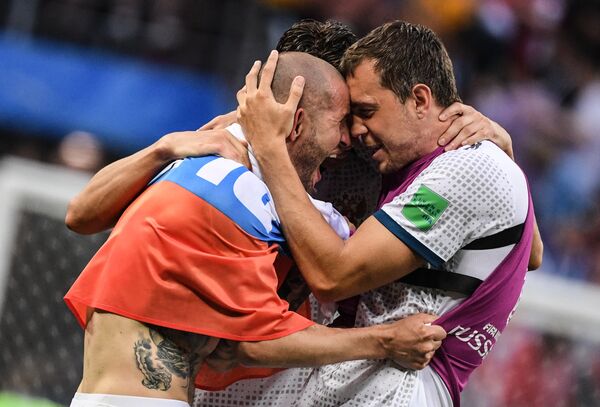 Федор Кудряшов, Александр Головин и Артем Дзюба (Россия) радуются победе в матче 1/8 финала чемпионата мира по футболу между сборными Испании и России