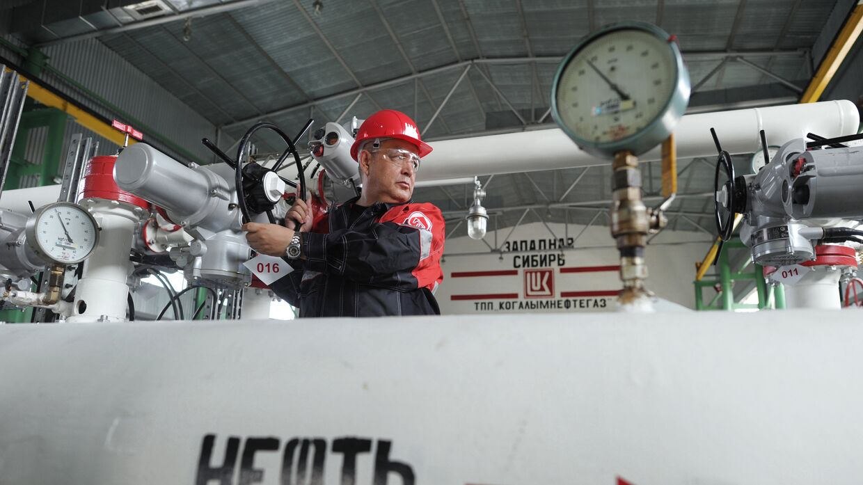 Пункт подготовки нефти компании Лукойл в Ханты-Мансийском автономном округе
