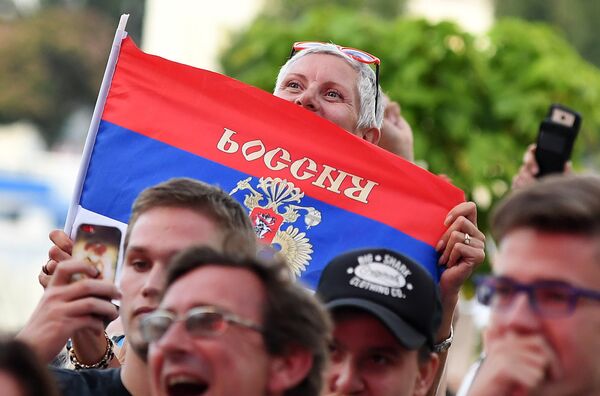 Болельщики празднуют победу сборной России Болельщики празднуют победу сборной России