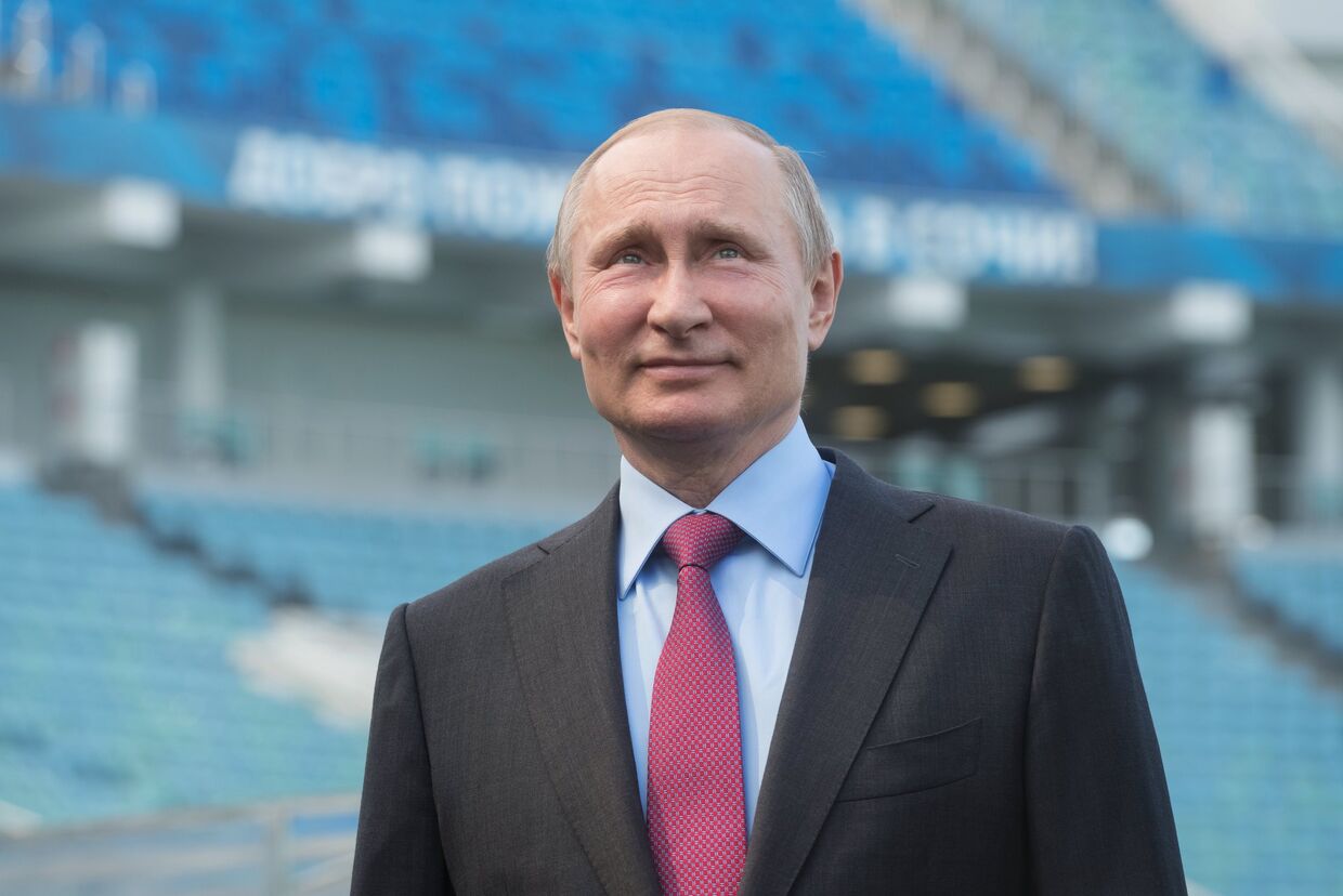 Президент РФ Владимир Путин во время осмотра стадиона Фишт после реконструкции. 3 мая 2018