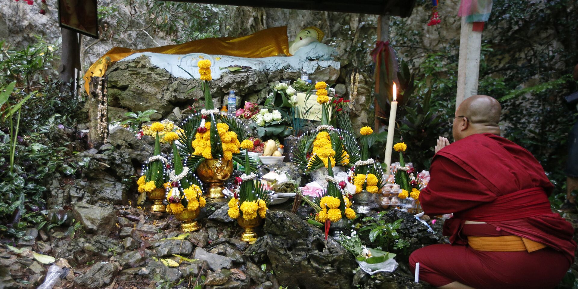 Тайский буддийский монах молится за 12 мальчиков и их футбольного тренера в Ме Сай в провинции Чианг Рай в северном Таиланде - ИноСМИ, 1920, 20.07.2025