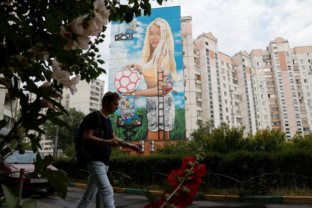 Граффити с изображением Дарьи Пантелеевой, жены владельца российского рекламного агентства «Новатек Арт» в Москве