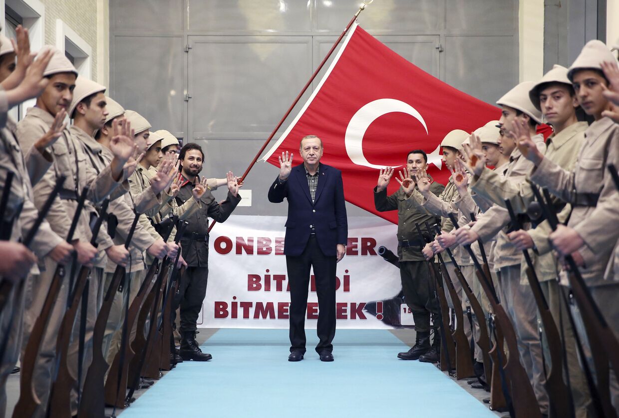 Президент Турции Реджеп Тайип Эрдоган прибыл в выставочный центр Yahya Kemal Beyatli в Стамбуле