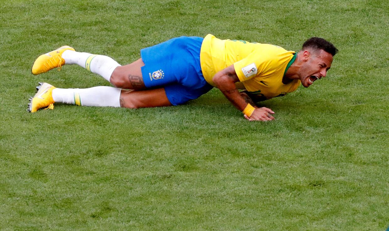 Бразильский футболист Неймар во время матча между Бразилией и Мексикой