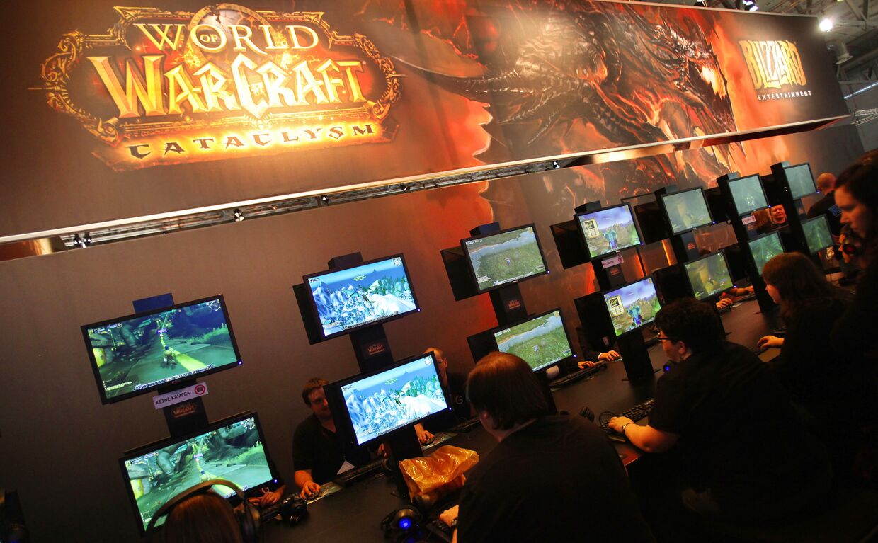 Геймеры играют в World of Warcraft на ярмарке Gamescom в Кельне