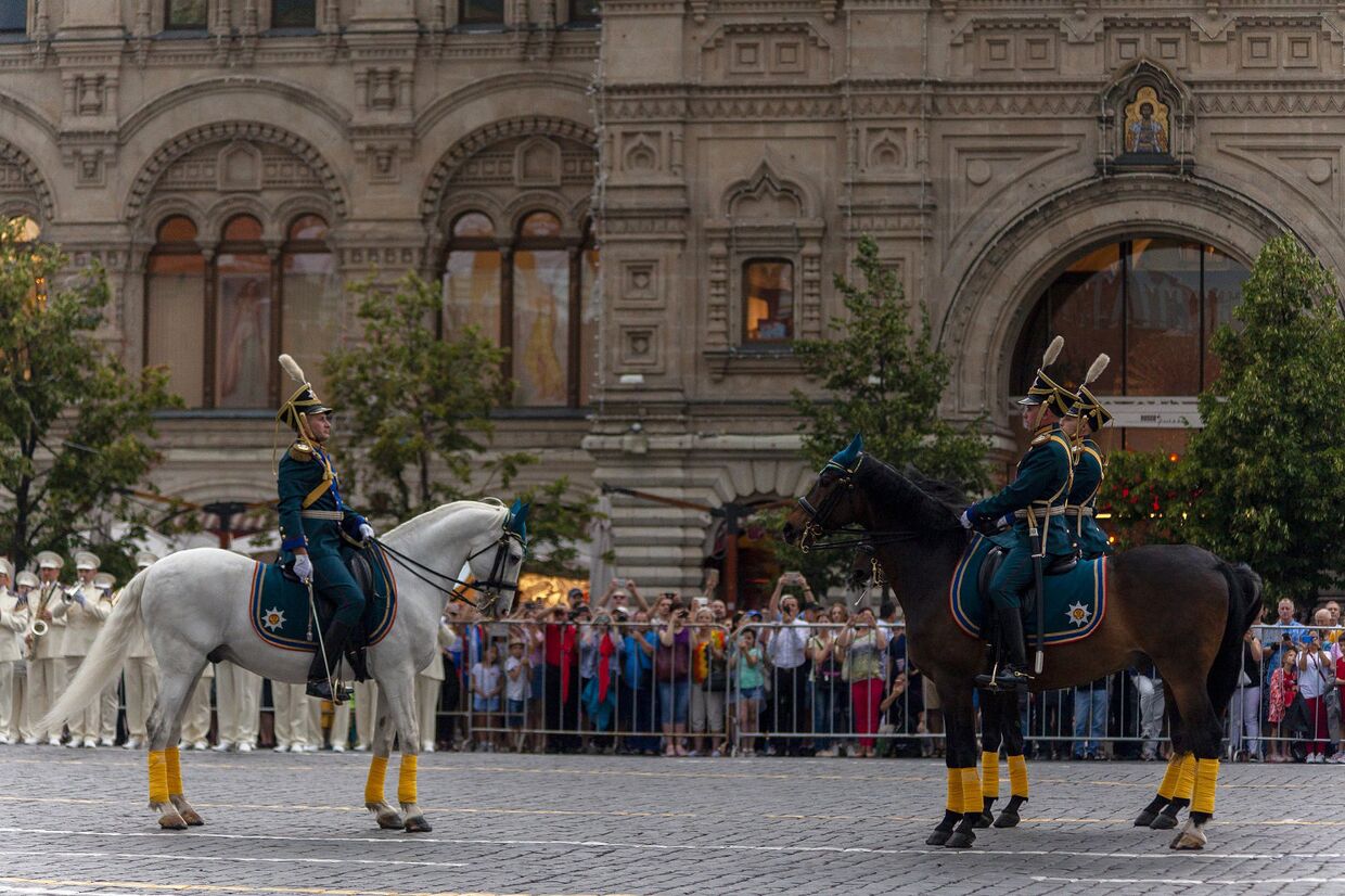 Церемония развода конных и пеших караулов Президентского полка СКМК ФСО РФ на Красной площади