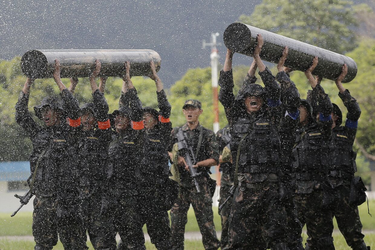 Китайские солдаты на показательных выступлениях в о время дня открытых дверей в Гонконге
